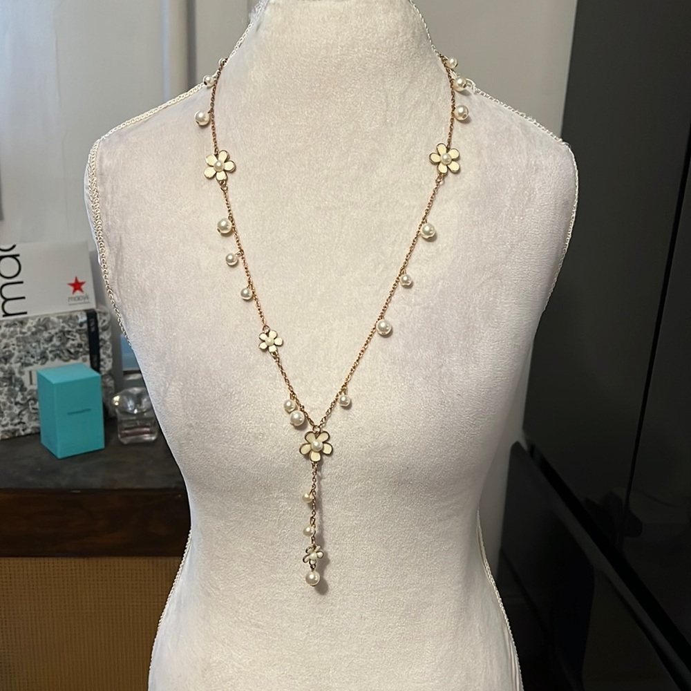 Long necklace with faux pearls and white flowers